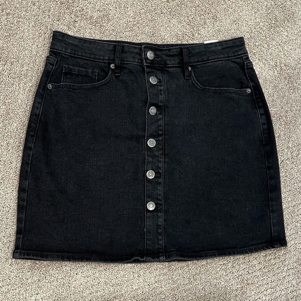 Old Navy High Waisted Button Up Black Denim Skirt (size 8)